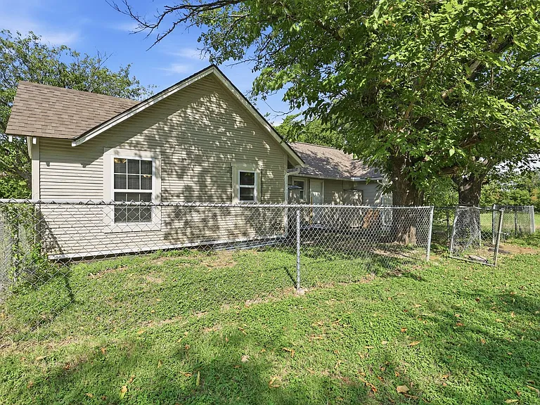 808 Mill St — Photo 24