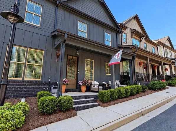 5611 Pine St, Flowery Branch, GA 30542
