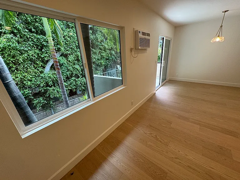 Primrose Ave — Photo 20