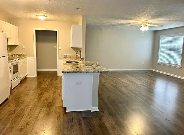 1130 Alexwood Dr — Photo 3