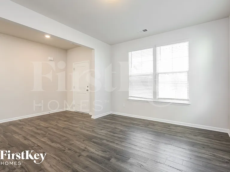 566 Hillpark Ln — Photo 5