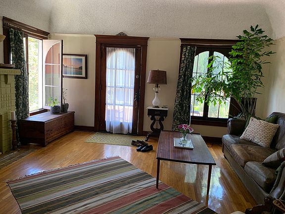 3rd image of 216 1/2 N Kenmore Ave #216-1/2