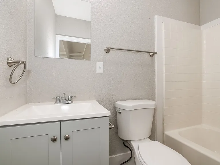 620949_028_bathroom_13183970.jpg
