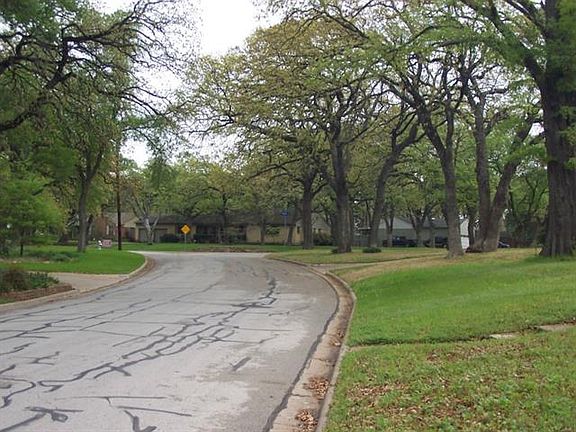 3rd image of 1727 Woods Dr