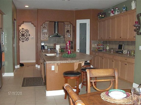 3rd image of 205 Montrose Ct