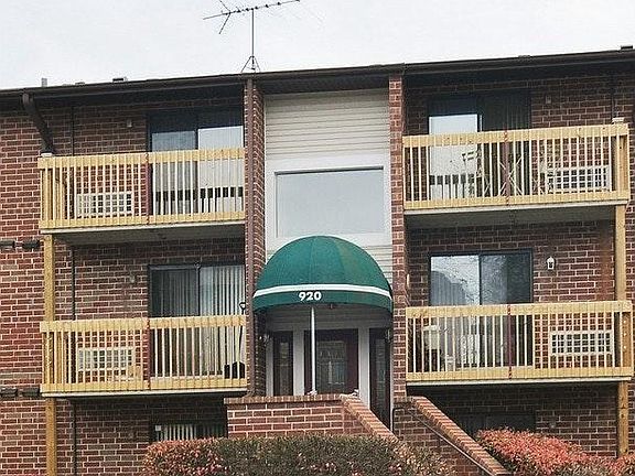 3rd image of 920 N Lakeside Dr APT 2D