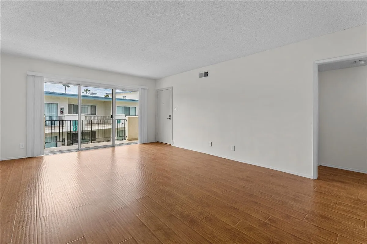 2 bed, 900 sqft, $2,595 — Photo 1