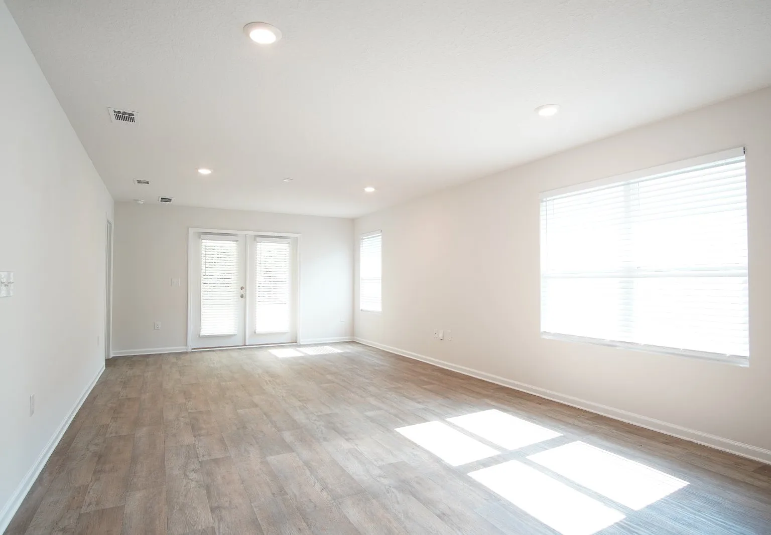 3 bed, 2.0 bath, 1611 sqft, $1,975 — Photo 3