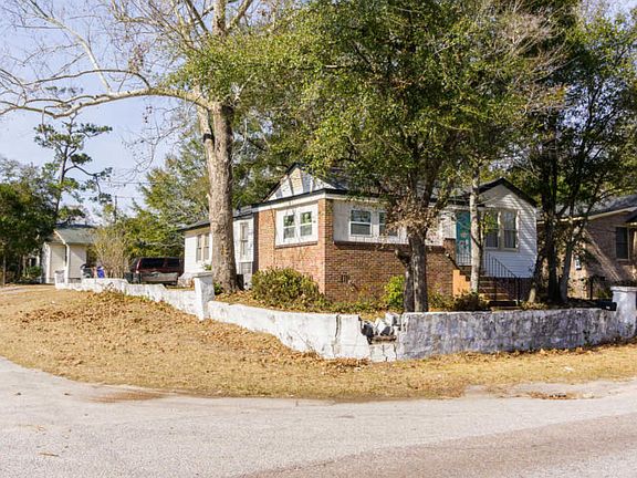 3rd image of 2658 Woodlawn Ave