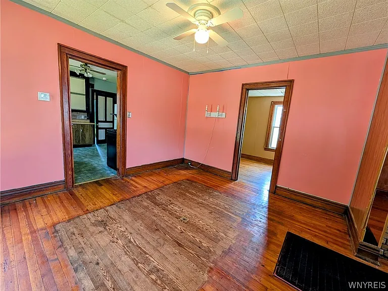 325 Box Ave — Photo 10