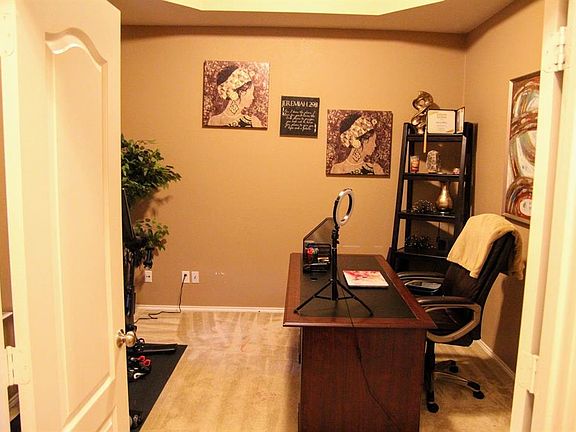4th image of 501 Crescent Creek Ln