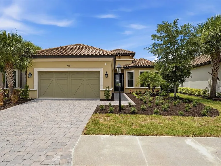 7708 Moonbeam Ave — Photo 1