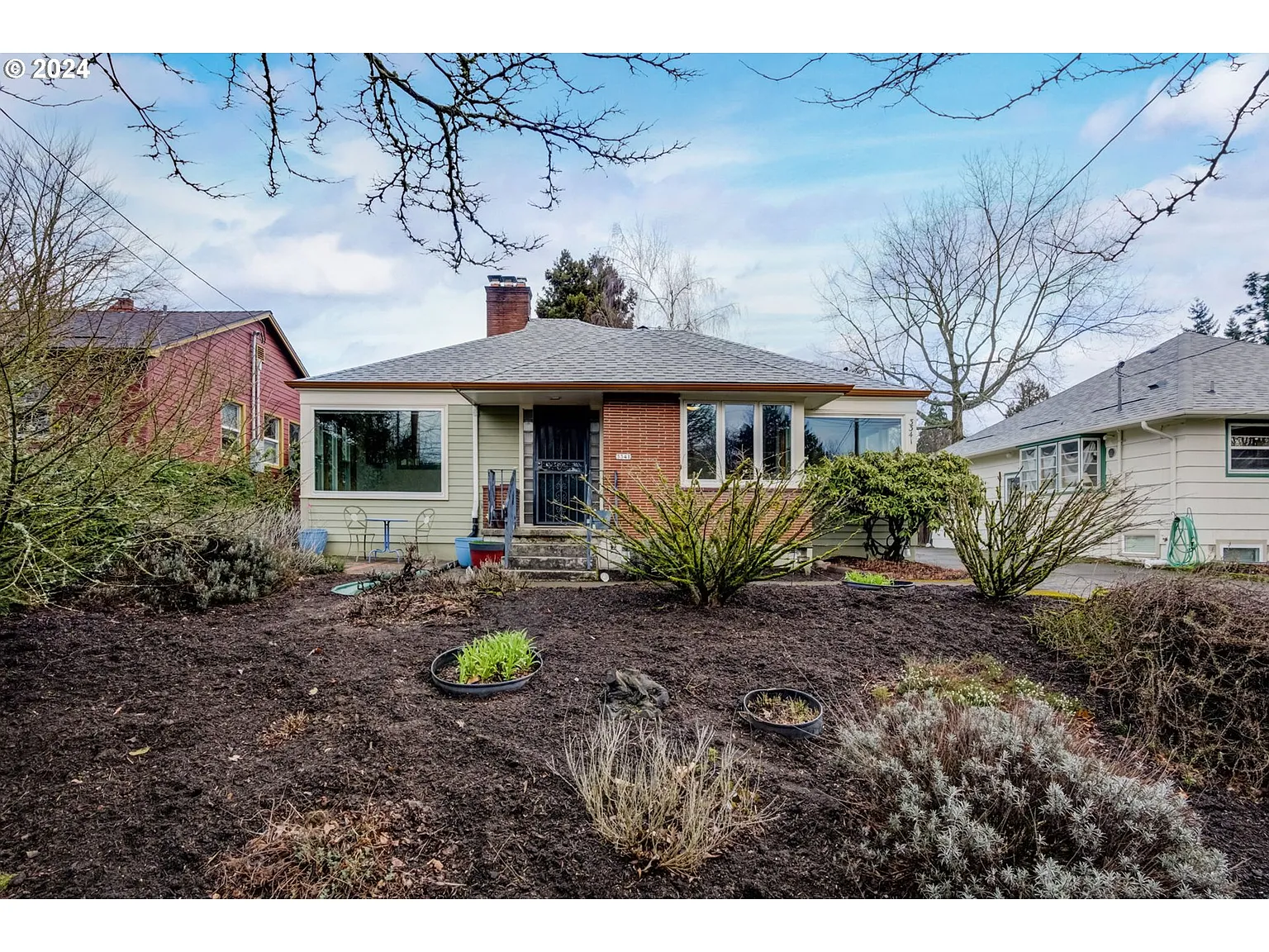 3341 SE Franklin St photo 1