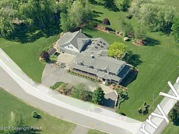 2217 Valley View Dr S, Saylorsburg, PA 18353