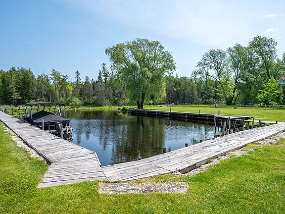 5th image of 4084 Main St