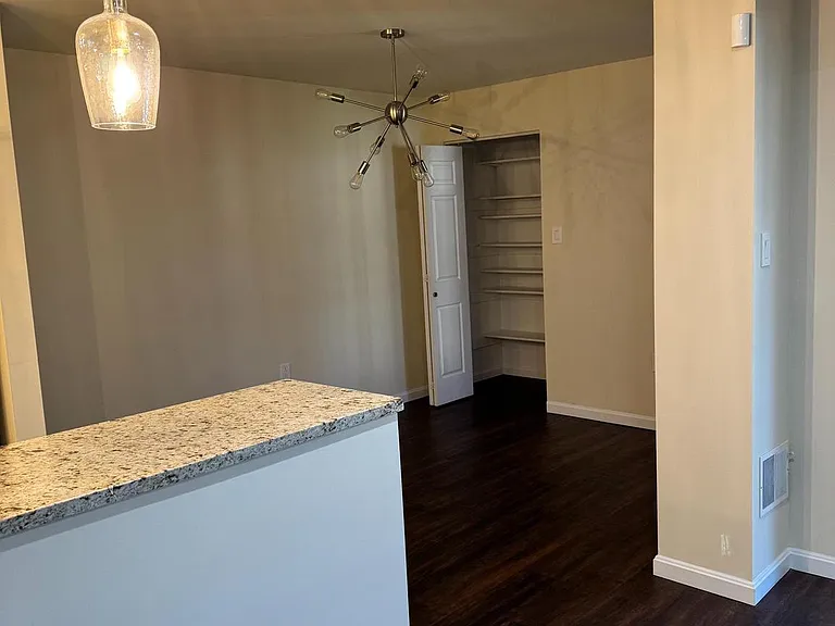168 Valley Greene Cir #168 — Photo 4