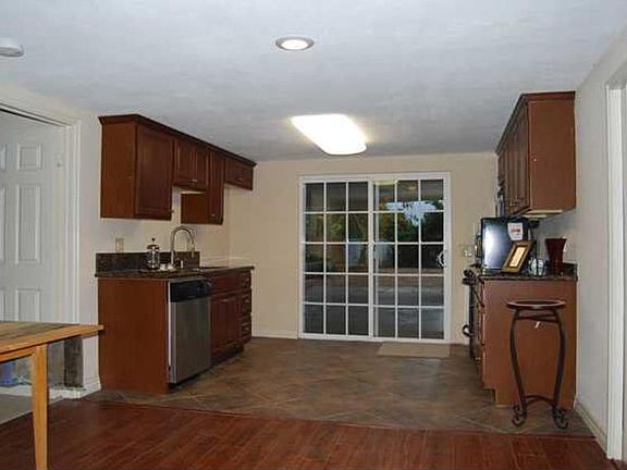 Full Kitchen.