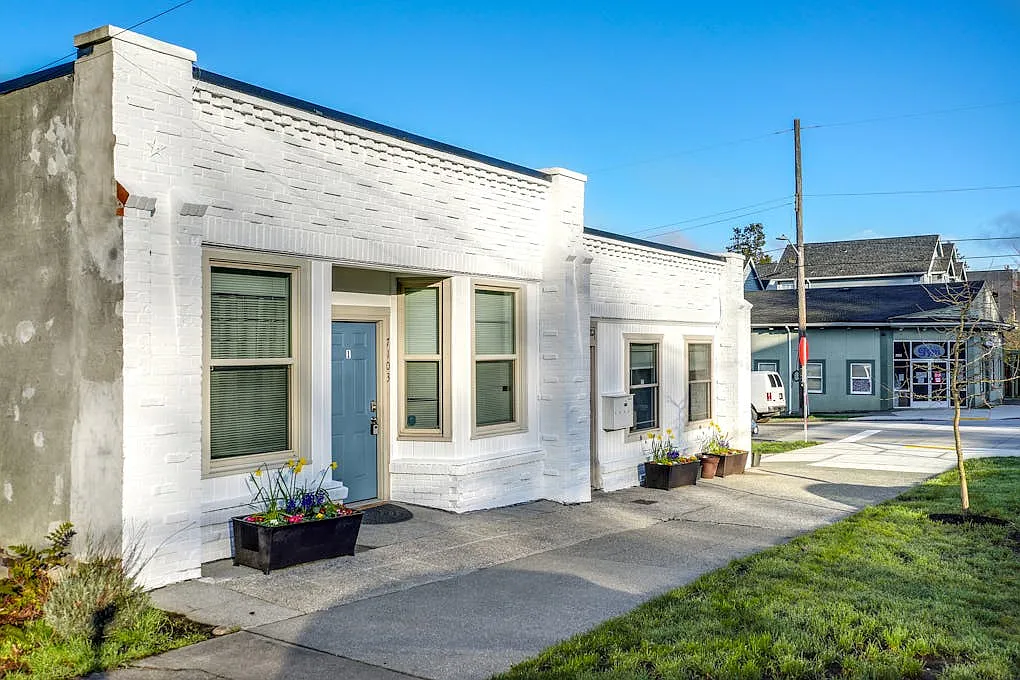 4303 SW Myrtle St — Photo 2