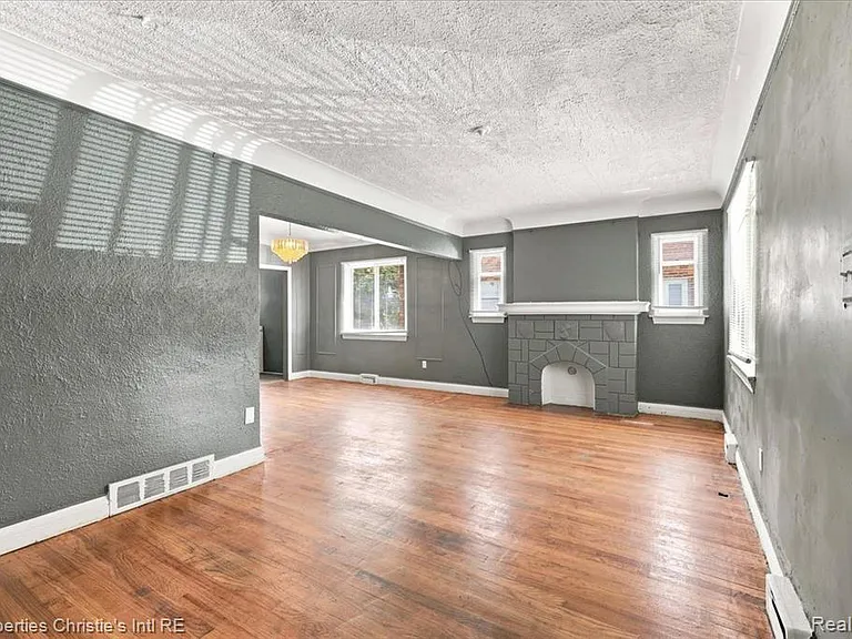 10024 Mark Twain St — Photo 3