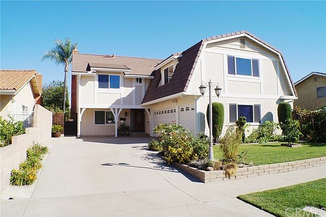 Cul-de-sac location- great curb appeal