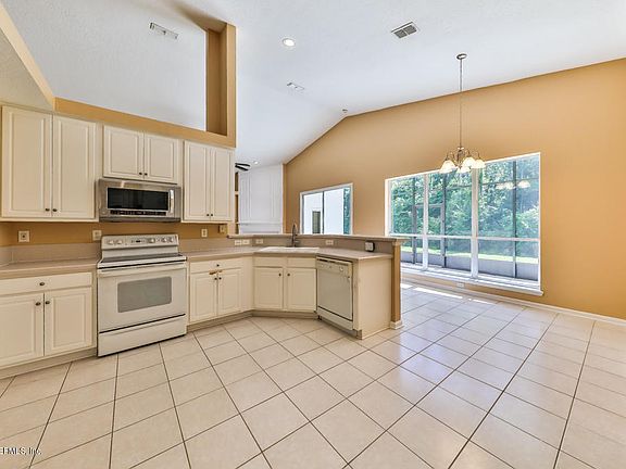 3rd image of 9099 Hampton Landing Dr E