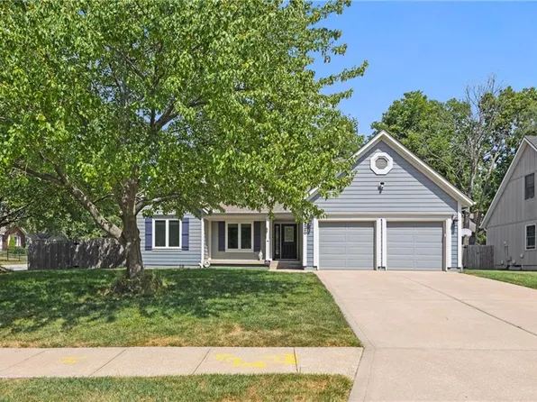 520 NE Victoria Dr, Lees Summit, MO 64086