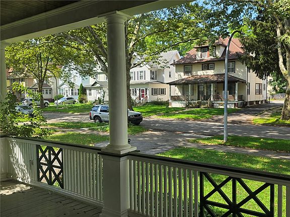 3rd image of 131 Earl St