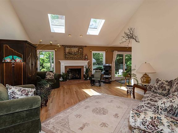3rd image of 14 Ludlow Ln