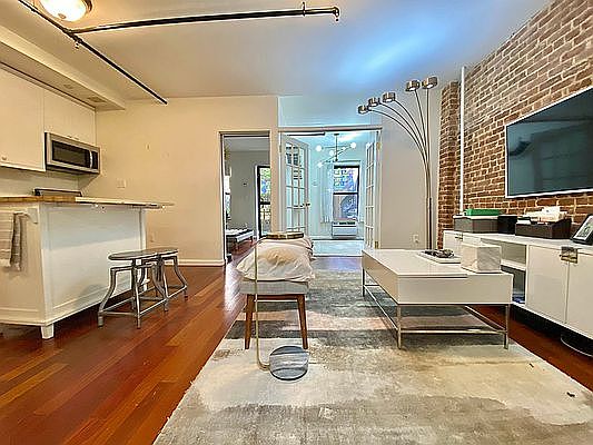 3rd image of 71 W 71st St APT F