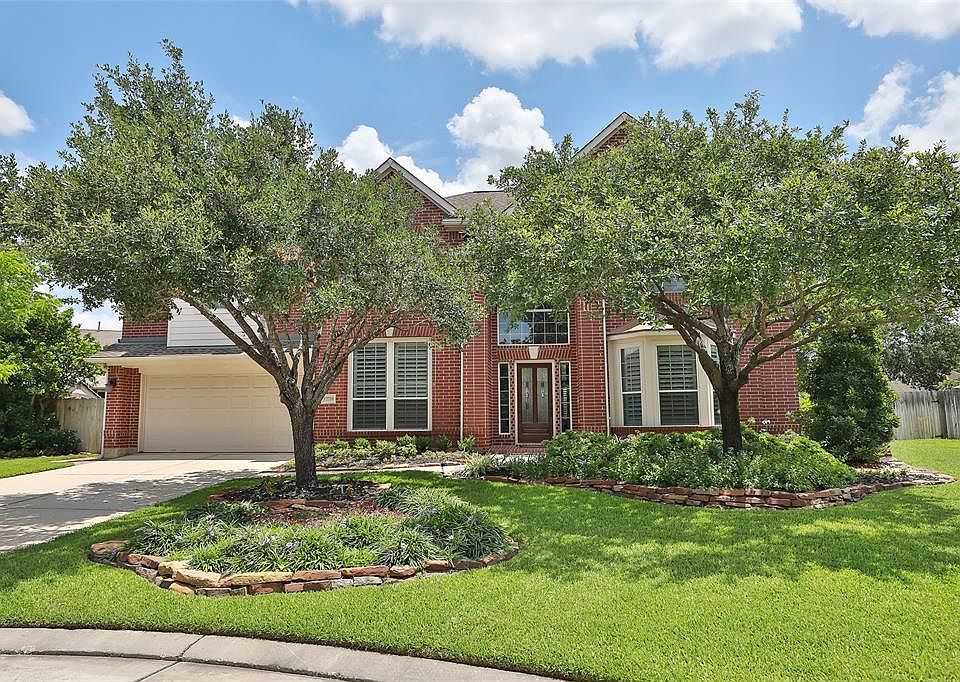 Welcome home to 12726 Holsberry Court in the beautiful community of Village Creek.