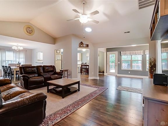 3rd image of 1635 Primrose Ln