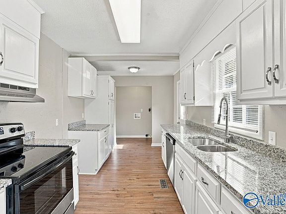 5th image of 114 Ward Ave SW