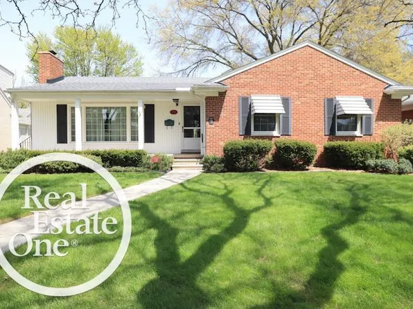 21111 Lennon St, Harper Woods, MI 48225