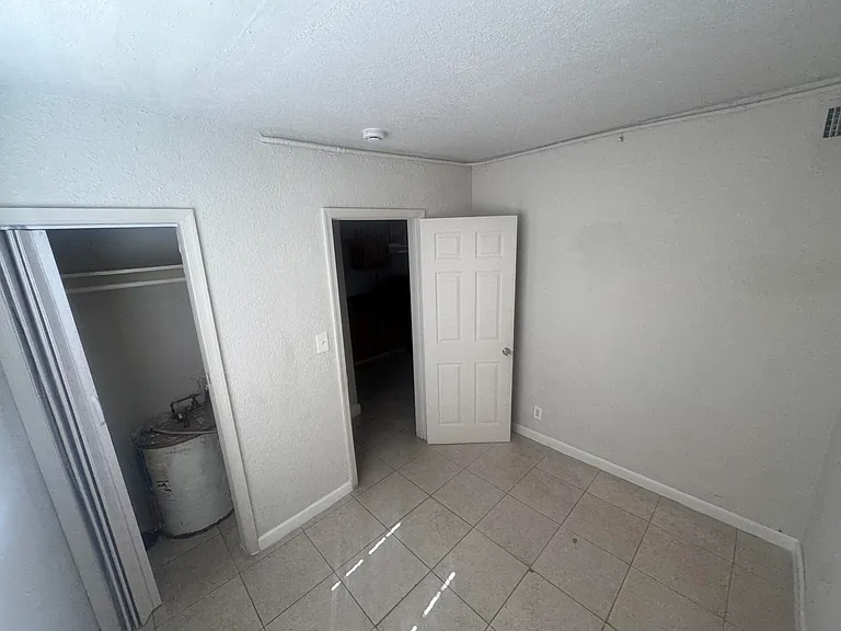 4401 SW 20th St #1-5 — Photo 6