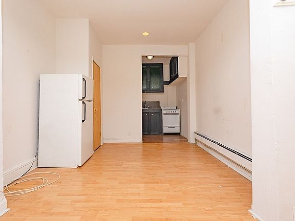 3rd image of 487 Saint Johns Pl APT 2B