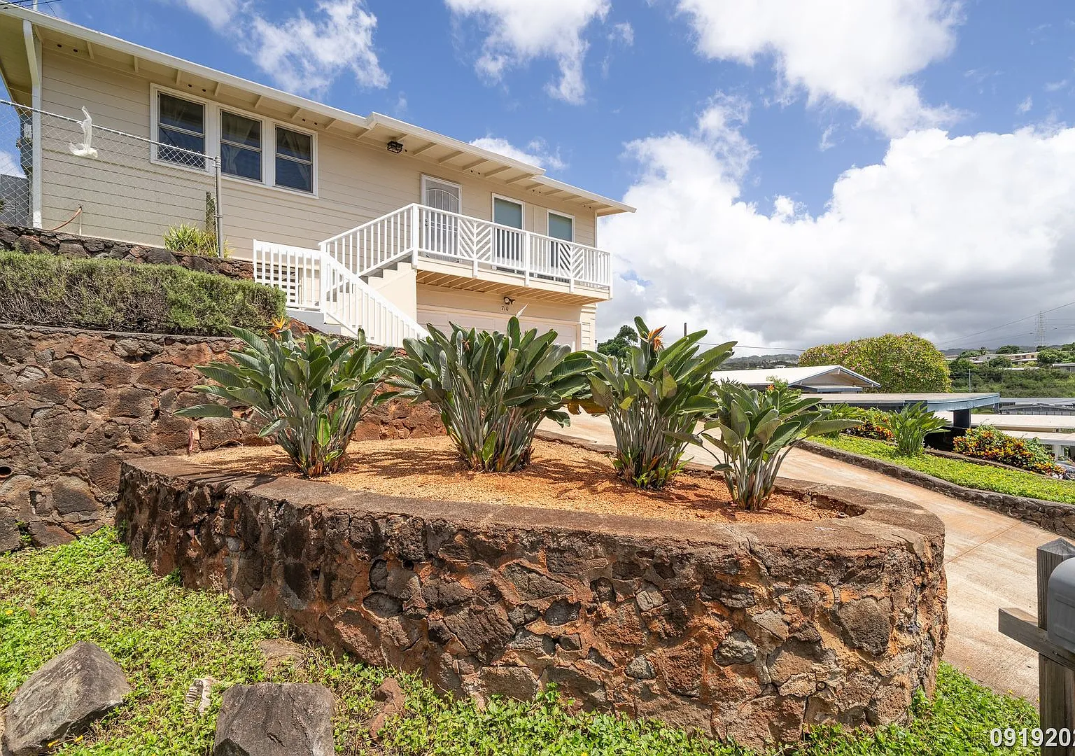 4 Bed 3 Bath Duplex Multi-Family Home in Pearl City — Photo 2