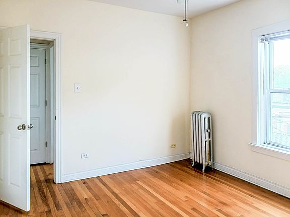 3rd image of 1831 1/2 W Foster Ave #3