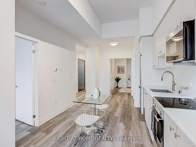 15 Wellington St S #301 — Photo 9