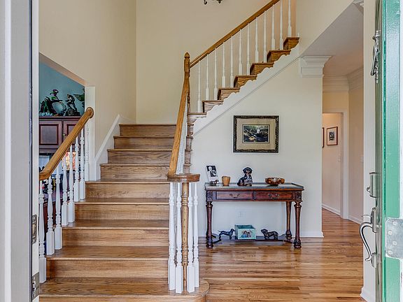 5th image of 1061 Sussex Dr