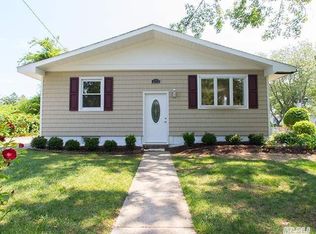 379 W Gates Ave, Lindenhurst, NY 11757
