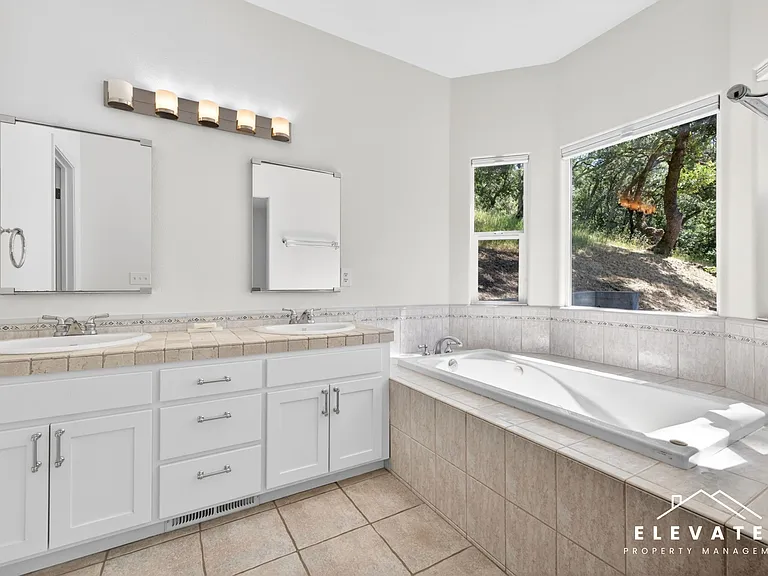 9400 Chalk Hill Rd — Photo 21