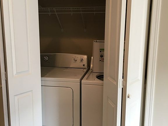 4th image of 303 Daniella Ln