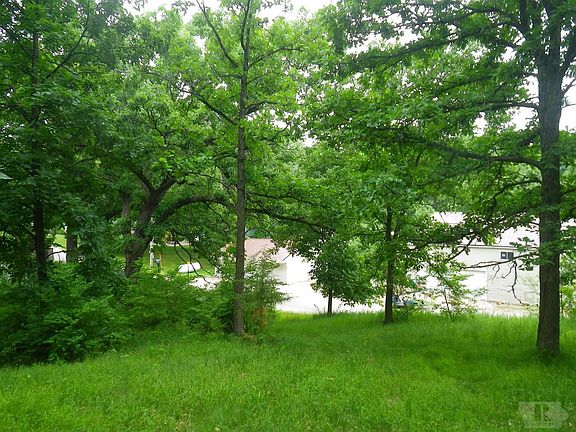 4th image of 1204 Lakeshore Dr