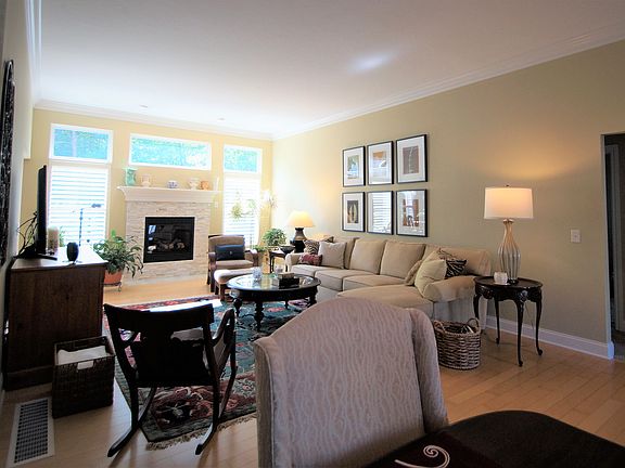 3rd image of 712 Schiller Ct