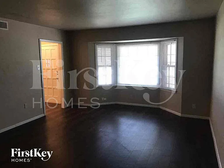 5605 Odessa Ave — Photo 3