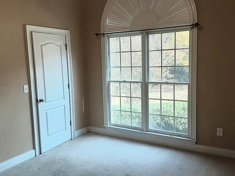 1070 Camden Park Dr — Photo 12