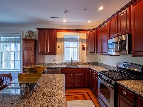 4th image of 315 Essex St #4