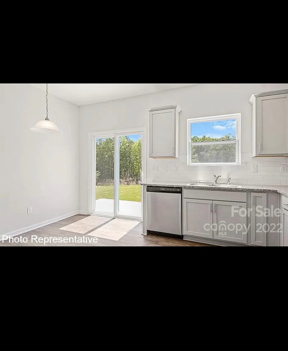903 Newport Ct — Photo 4