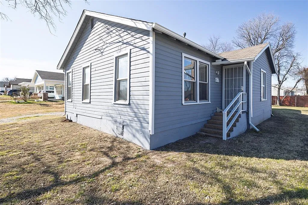 3 bed, 2.0 bath, 1216 sqft, $1,599 — Photo 2