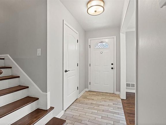 3rd image of 634 W Santa Fe Trl